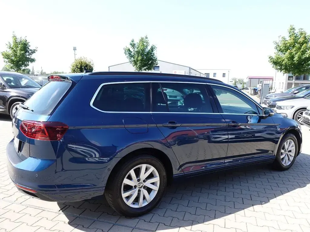 Gebraucht VW Passat Business 150 PS (110 kW) 2022 Aquamarinblau Kombi