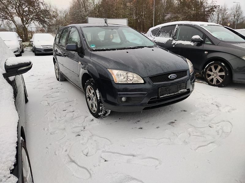 Grau Gebraucht 2007 Ford Focus Kombi | 2.600 € - Bild 1/4