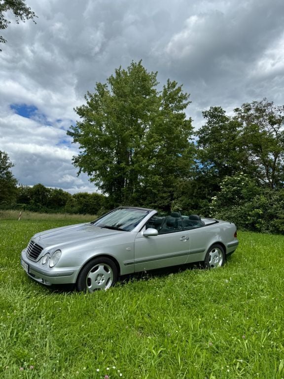 Silber Gebraucht 1999 Mercedes CLK230 Elegance Cabrio | 9.200 € - Bild 1/4