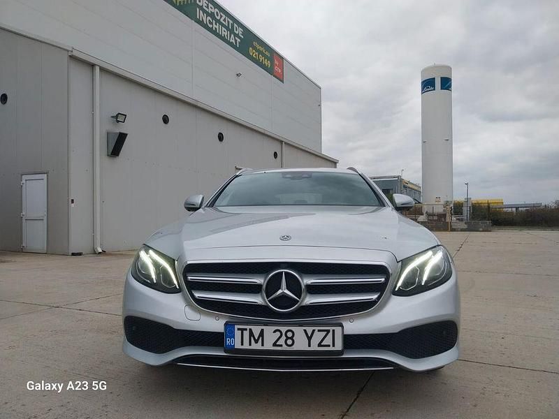Silber Gebraucht 2017 Mercedes E200 Avantgarde Limousine | 16.500 € (Fairer Preis) - Bild 1/4