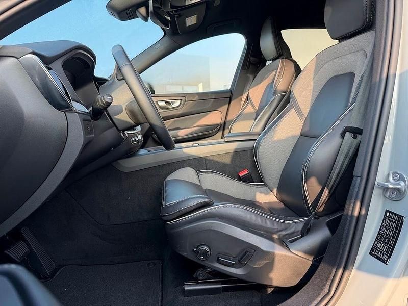 Gebraucht Volvo XC60 Plus 197 PS (144 kW) 2024 Grau SUV