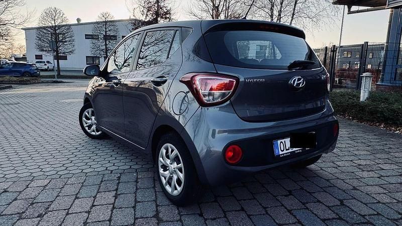 Gebraucht Hyundai i10 Trend 87 PS (63 kW) 2017 Grau Kleinwagen