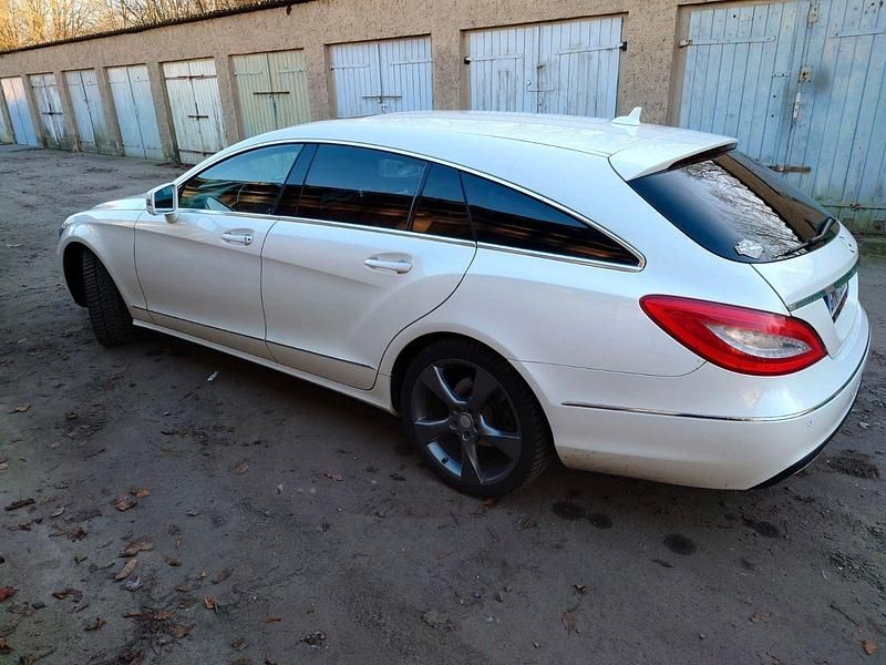 Weiß Gebraucht 2013 Mercedes CLS350 Coupé | 15.500 € (Teuer) - Bild 1/4