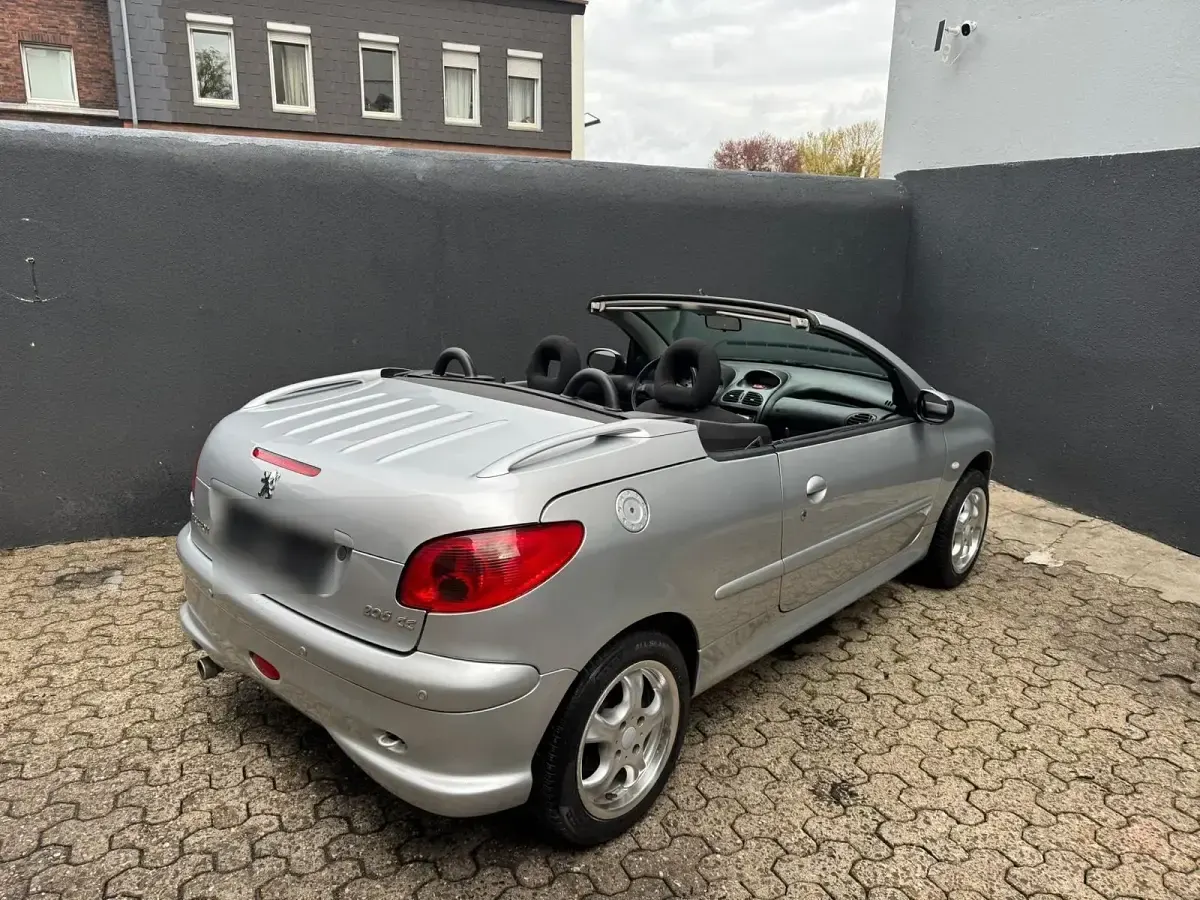 Gebraucht Peugeot 206 CC 109 PS (80 kW) 2004 Silber Cabrio