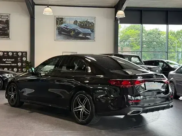 Gebraucht Mercedes E220 AMG line 197 PS (144 kW) 2023 Obsidianschwarz  metalliclack Limousine