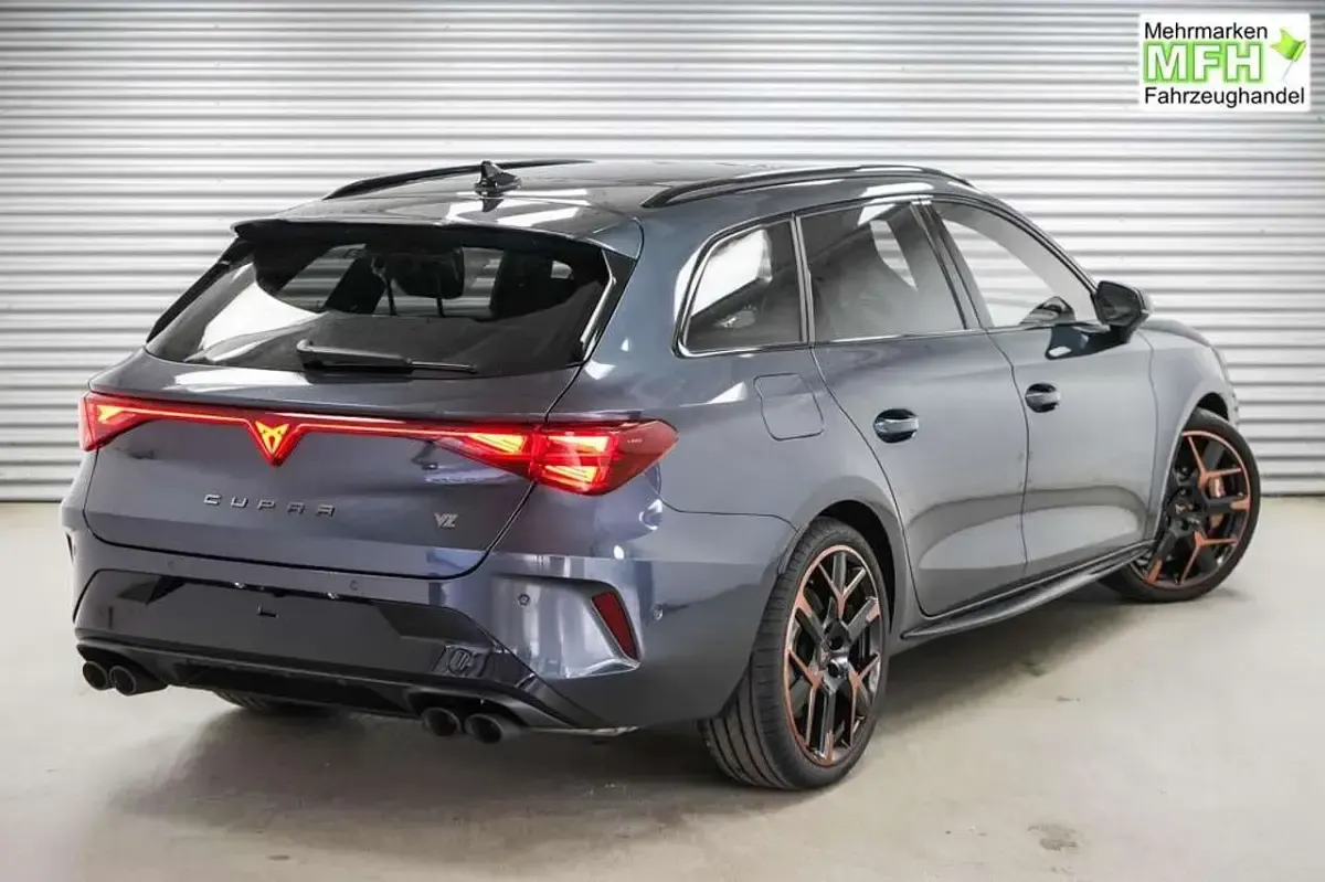Neu Cupra Leon VZ 333 PS (244 kW) 2026 Magnetic grau metallic (s7) Kombi