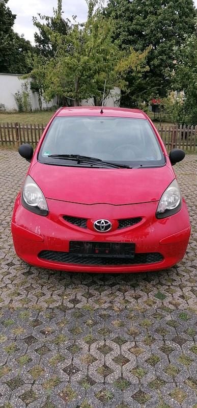 Rot Gebraucht 2009 Toyota Aygo Kleinwagen | 2.150 € (Fairer Preis) - Bild 1/4