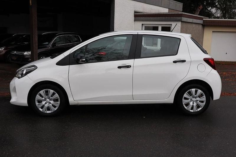 Gebraucht Toyota Yaris Basis 69 PS (50 kW) 2015 Weiß Kleinwagen