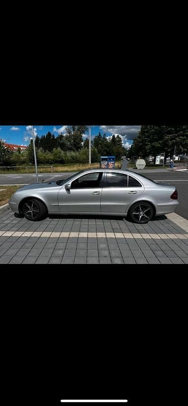 Silber Gebraucht 2002 Mercedes E220 Limousine | 2.500 € (Guter Preis) - Bild 1/4