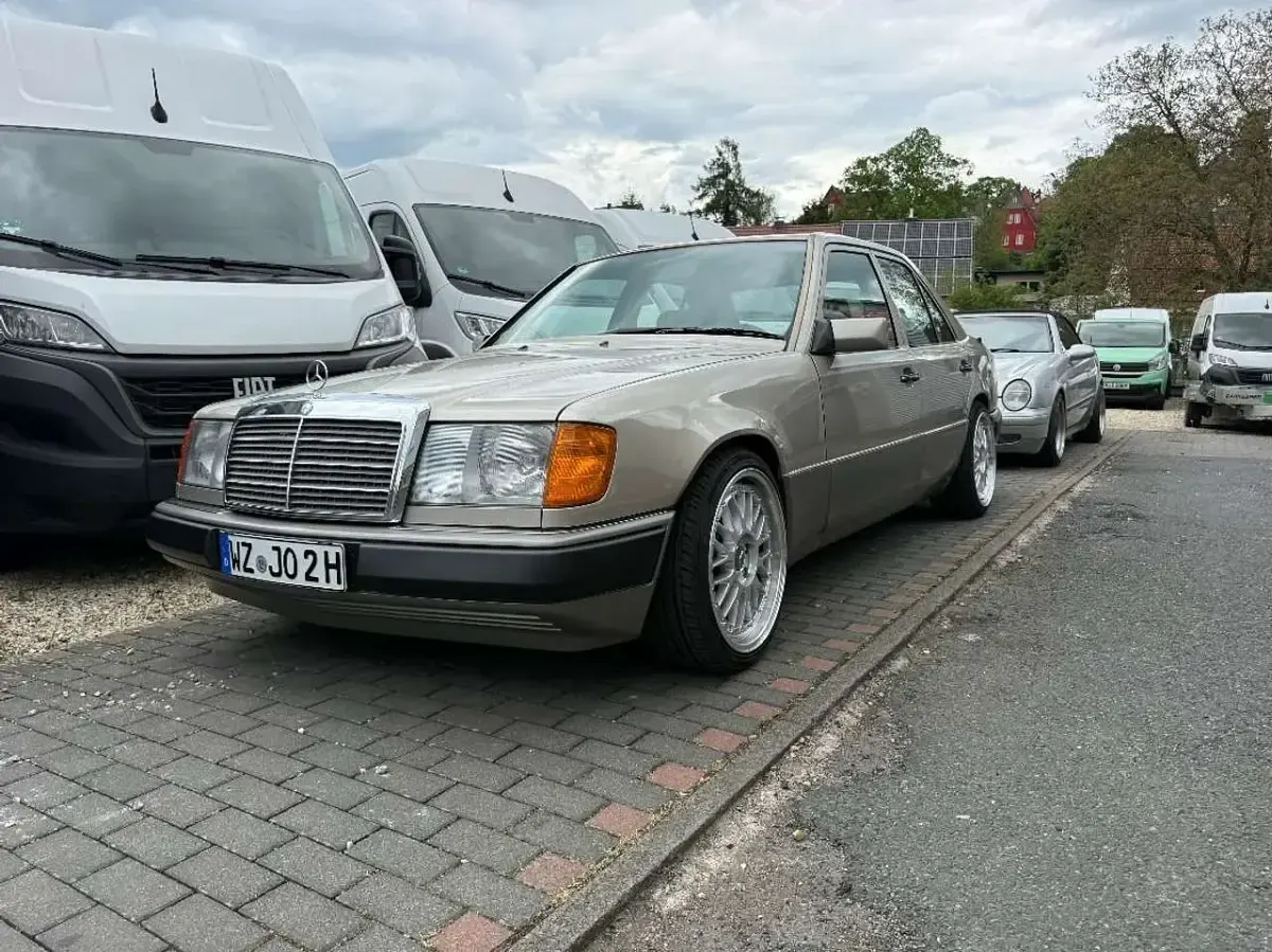 Gebraucht Mercedes E200 118 PS (86 kW) 1991 Grau Limousine