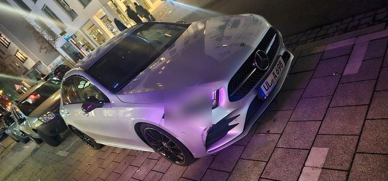 Silber Gebraucht 2020 Mercedes A200 AMG line Limousine | 22.400 € (Fairer Preis) - Bild 1/4