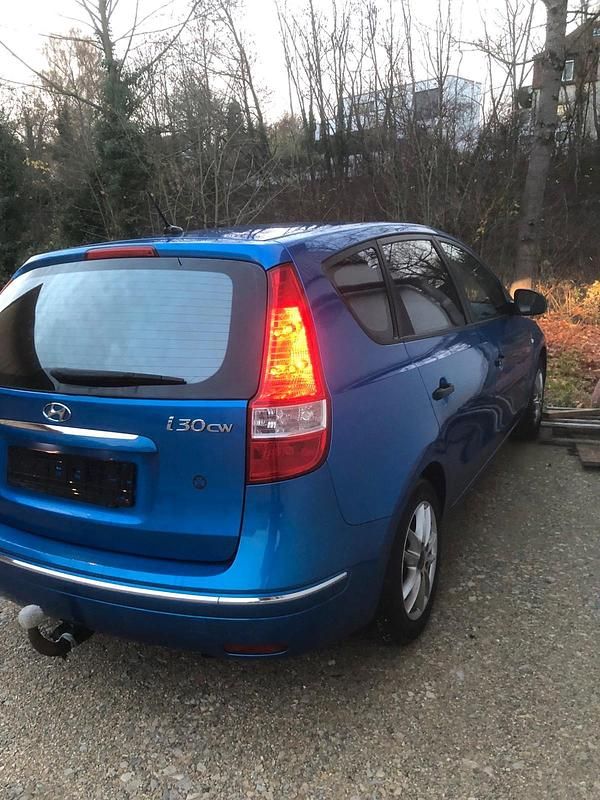 Blau Gebraucht 2009 Hyundai i30 Kombi | 2.490 € (Fairer Preis) - Bild 1/4