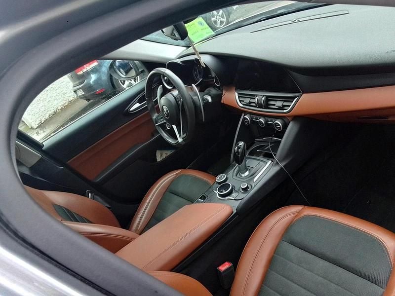 Grau Gebraucht 2016 Alfa Romeo Giulia Limousine | 11.000 € (Fairer Preis) - Bild 1/4