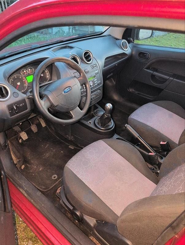 Używany Ford Fiesta 90 KM (66 kW) 2007 Pomarańczowy Hatchback