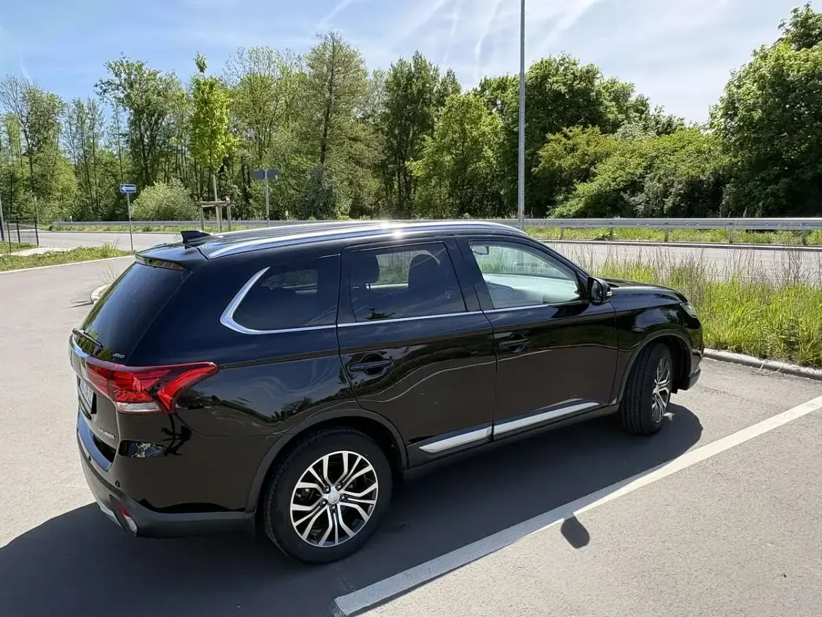 Używany Mitsubishi Outlander Top 150 KM (110 kW) 2018 Czarny SUV