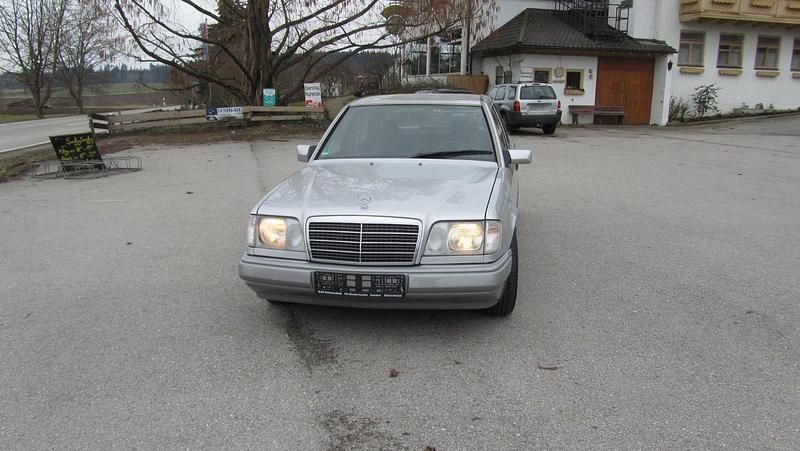 Gebraucht Mercedes E200 136 PS (100 kW) 1995 Silber Limousine