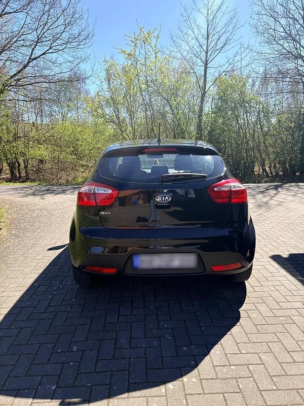 Second-hand Kia Rio 108 CP (79 kW) 2012 Negru Hatchback