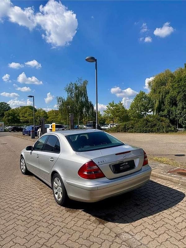 Gebraucht Mercedes E220 Classic 143 PS (105 kW) 2004 Silber Limousine
