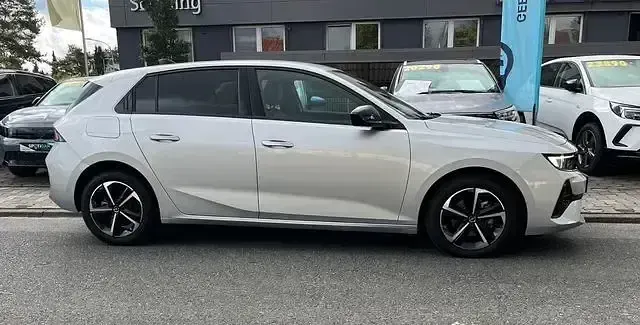 Używany Opel Astra 131 KM (96 kW) 2024 Srebrny Sedan/Limuzyna
