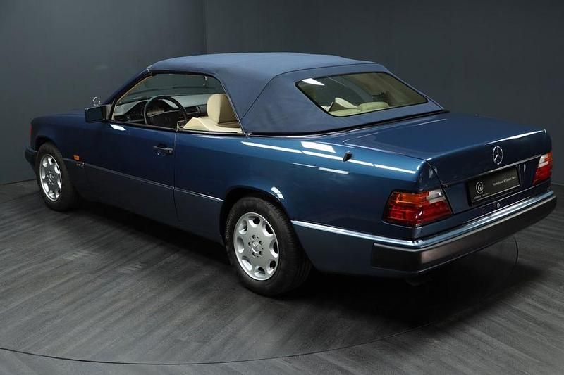 Gebraucht Mercedes E300 220 PS (161 kW) 1993 Blau Cabrio