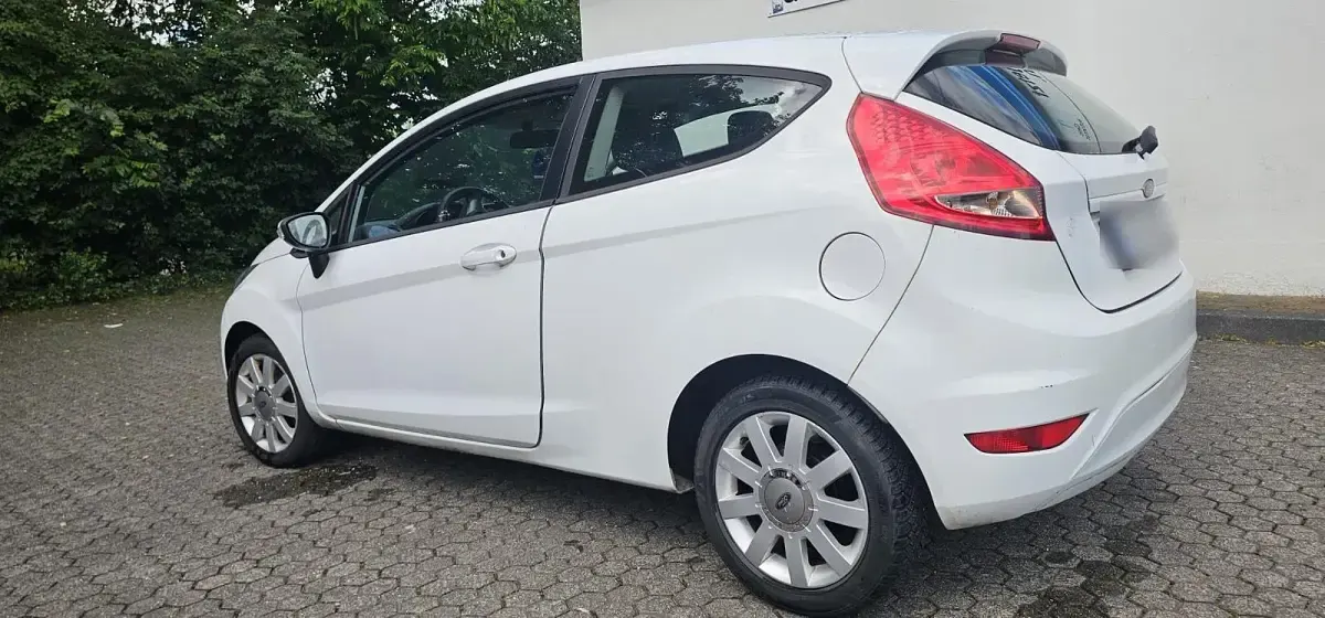 Gebraucht Ford Fiesta 60 PS (44 kW) 2009 Weiß Kleinwagen
