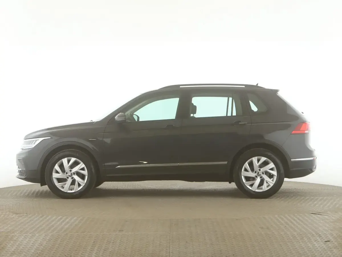 Gebraucht VW Tiguan Life 131 PS (96 kW) 2022 Uranograu SUV