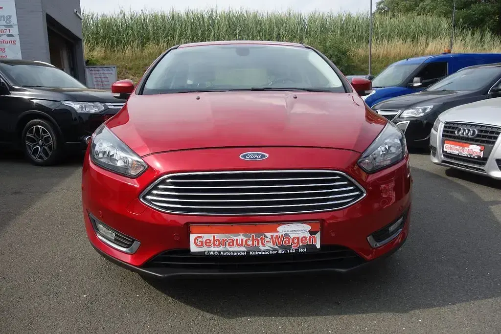 Gebraucht Ford Focus Titanium 125 PS (91 kW) 2015 Rot Limousine