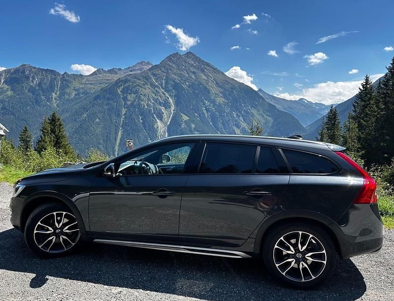 Grau Gebraucht 2016 Volvo V60 CC Summum Kombi | 14.300 € (Fairer Preis) - Bild 1/4