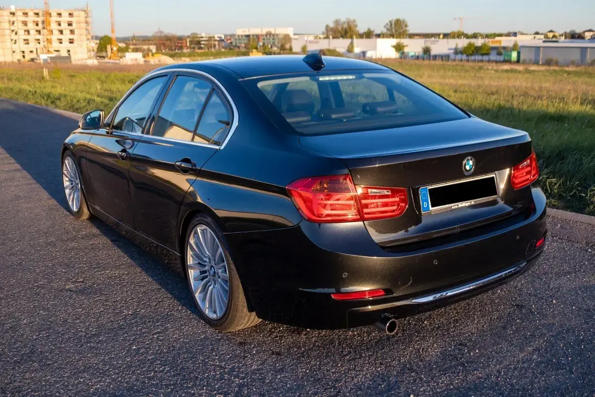 Second-hand BMW 320 Luxury Line 184 CP (135 kW) 2012 Negru Berlinǎ