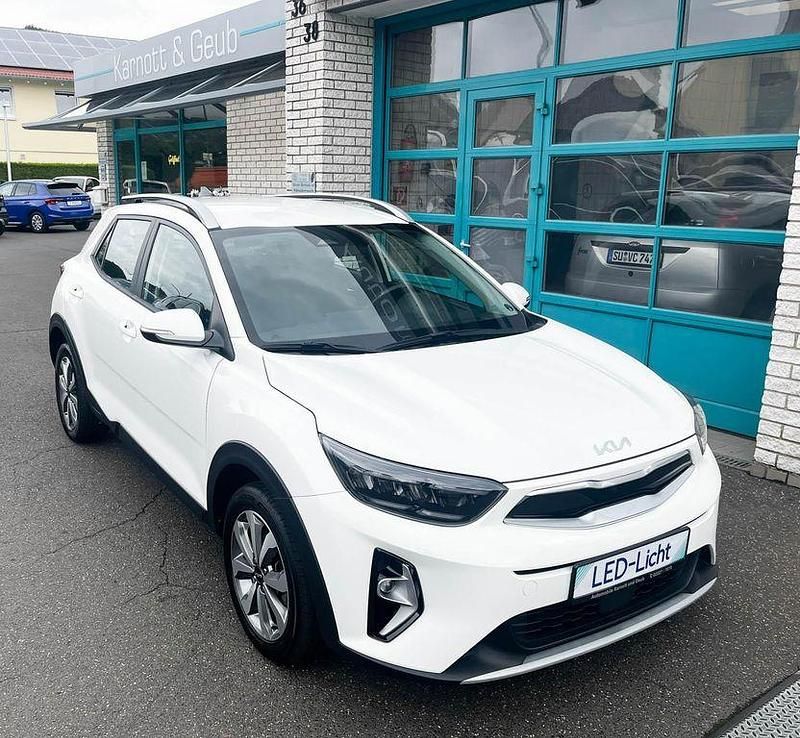 Weiß Gebraucht 2023 Kia Stonic Vision SUV | 17.950 € (Fairer Preis) - Bild 1/4
