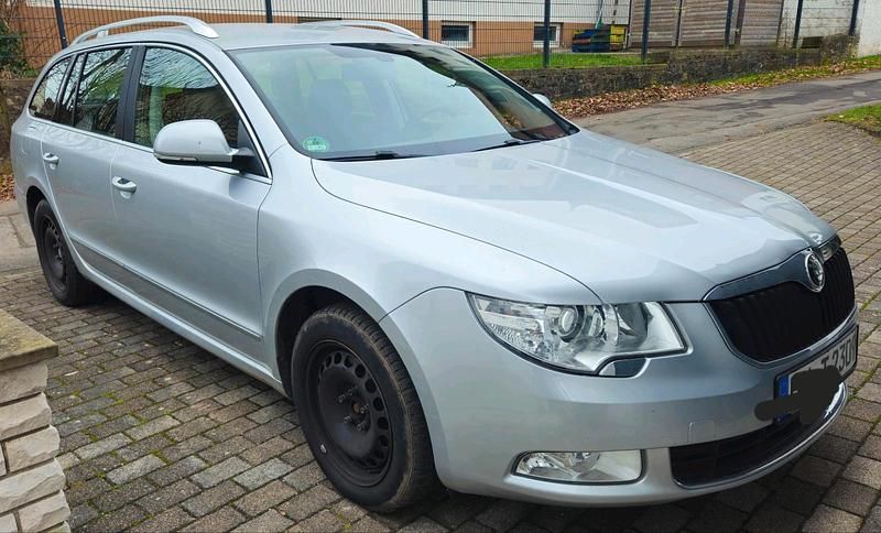 Silber Gebraucht 2011 Skoda Superb Kombi | 5.850 € (Guter Preis) - Bild 1/4
