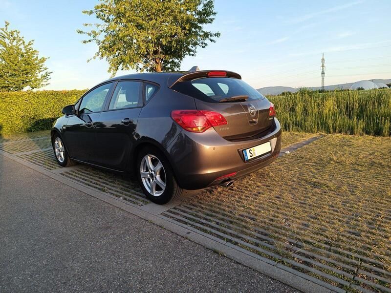 Grau Gebraucht 2010 Opel Astra Limousine | 3.800 € (Fairer Preis) - Bild 1/4