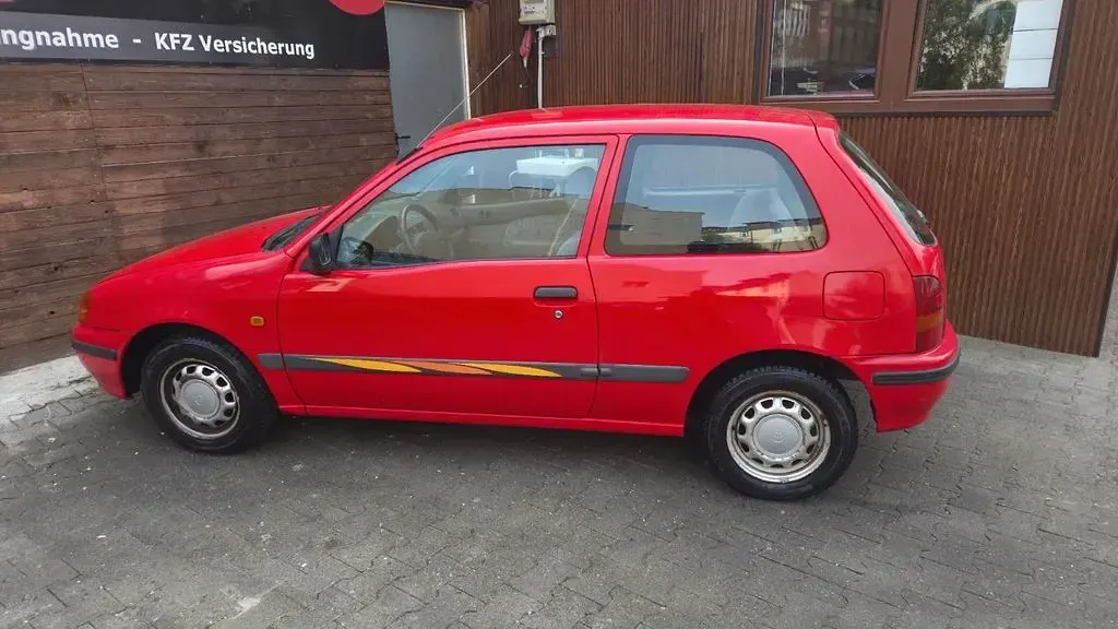 Gebraucht Toyota Starlet 75 PS (55 kW) 1996 Rot Kleinwagen