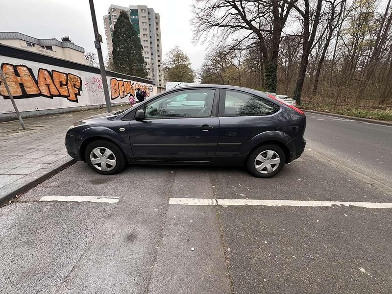 Gebraucht Ford Focus Ambiente 101 PS (74 kW) 2006 Grau Limousine