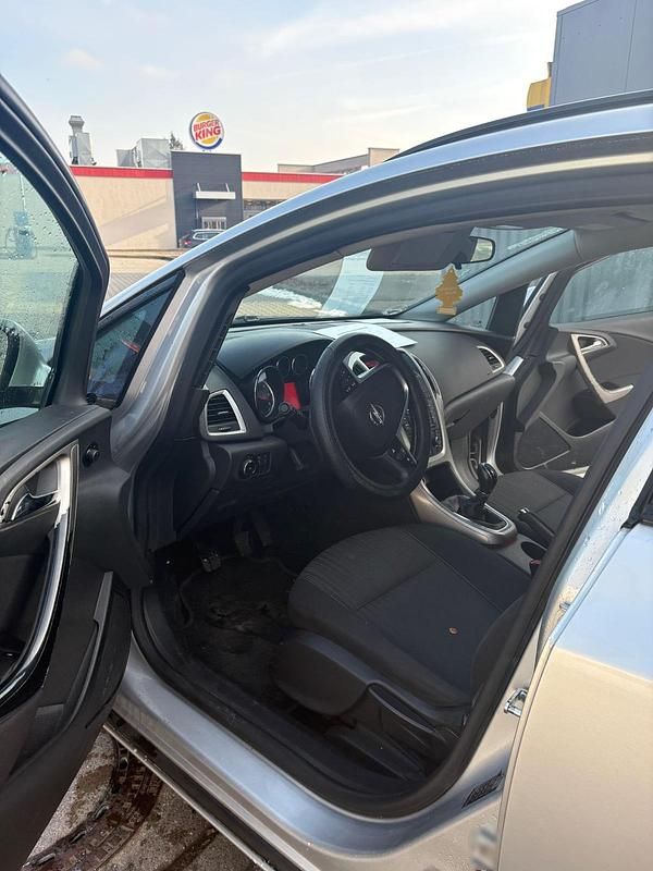 Gebraucht Opel Astra 100 PS (73 kW) 2012 Silber Limousine