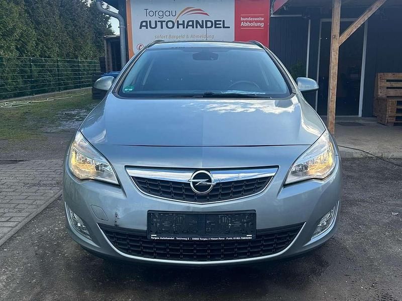 Gebraucht Opel Astra Edition 116 PS (85 kW) 2011 Silbersee/perl silber (m2) Kombi