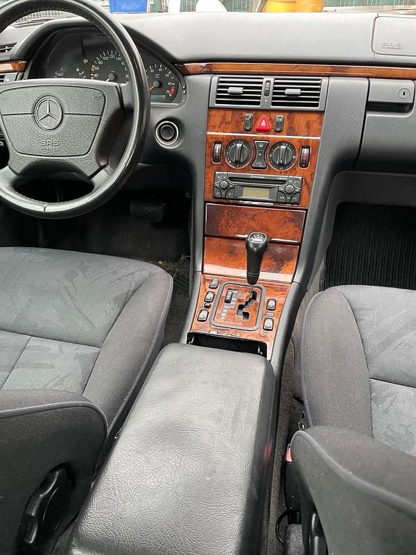 Gebraucht Mercedes 200 136 PS (100 kW) 1999 Blau Limousine