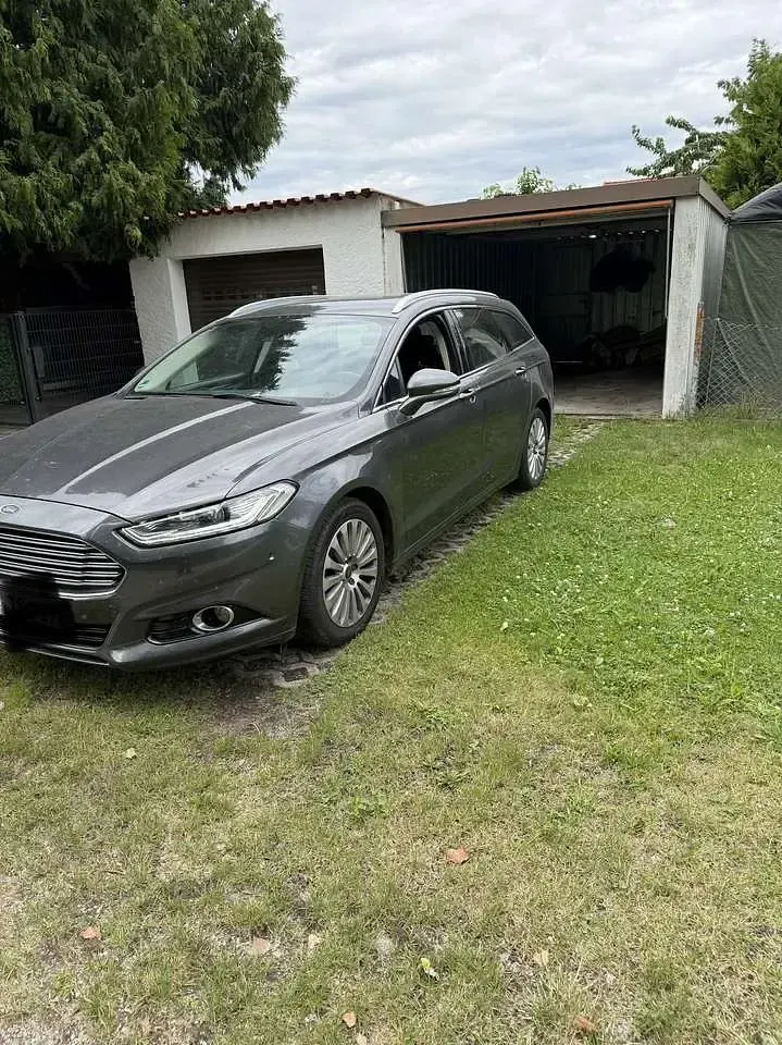 Gebraucht Ford Mondeo Titanium 160 PS (117 kW) 2015 Grau Kombi