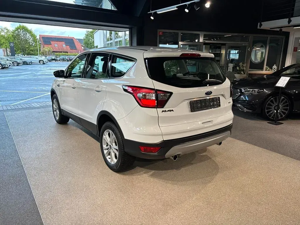 Gebraucht Ford Kuga Titanium 150 PS (110 kW) 2017 Weiß SUV