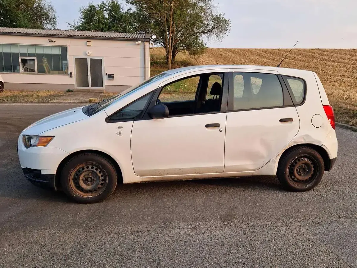 Gebraucht Mitsubishi Colt Inform 95 PS (69 kW) 2009 Porcelain white Kleinwagen