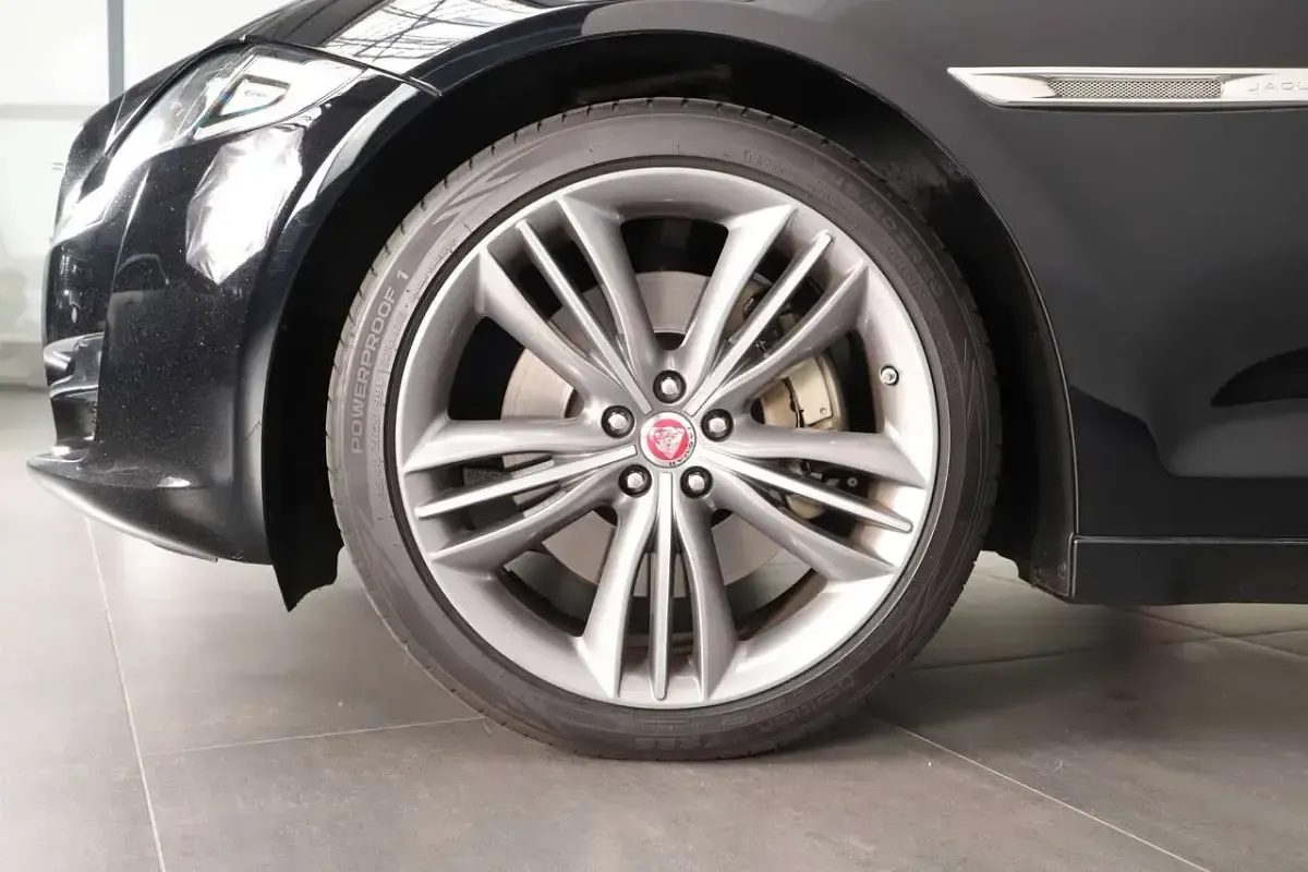 Gebraucht Jaguar XJ Premium Luxury 300 PS (220 kW) 2019 Narvik black Limousine