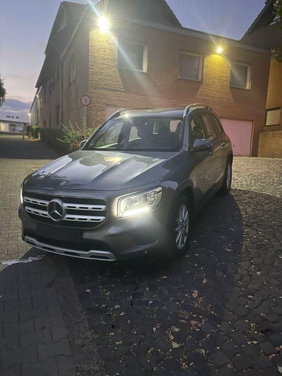 Grau Gebraucht 2021 Mercedes GLB200 SUV | 22.999 € (Superpreis) - Bild 1/4