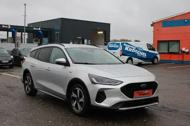 Używany Ford Focus Active 116 KM (85 kW) 2023 Srebrny Sedan/Limuzyna