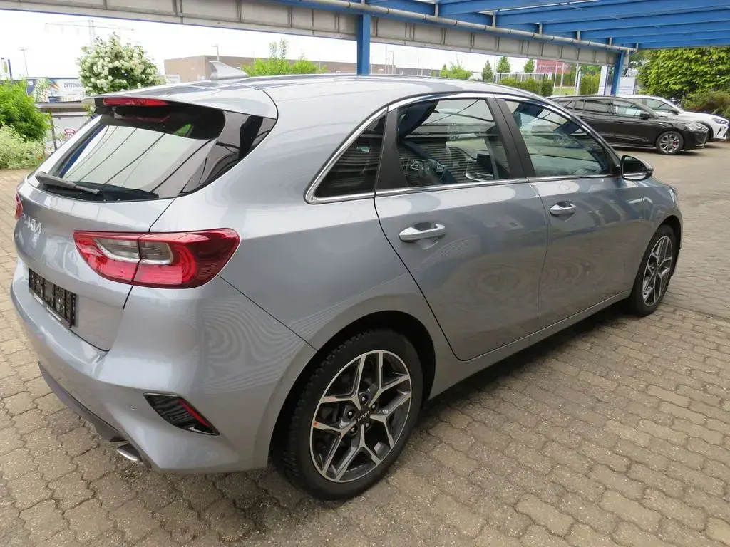 Gebraucht Kia Ceed Spirit 140 PS (102 kW) 2025 Silber Kleinwagen