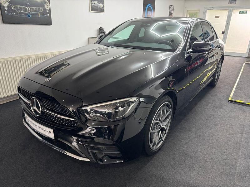 Schwarz Gebraucht 2022 Mercedes E300 AMG line Limousine | 42.590 € (Teuer) - Bild 1/4