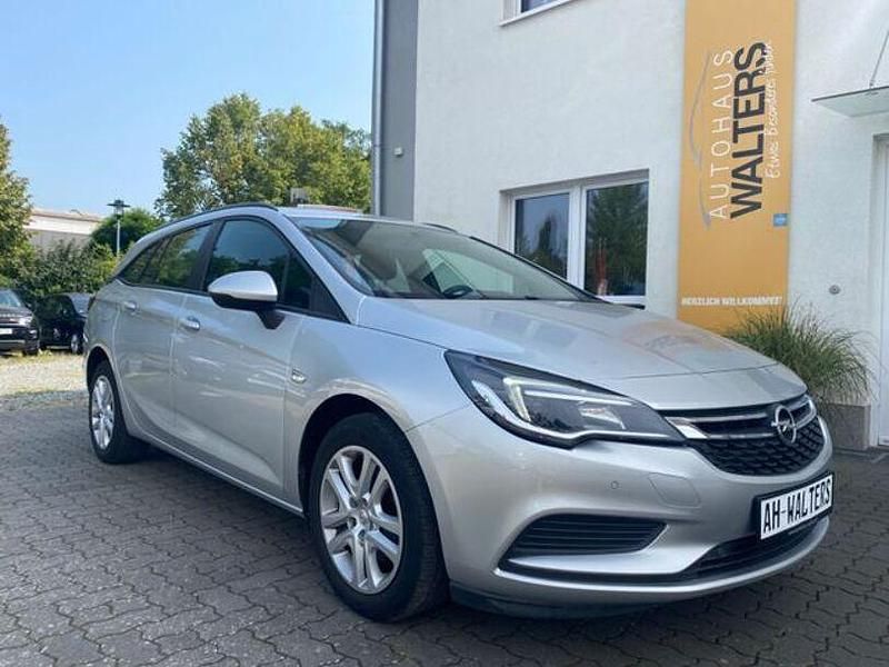 Argonsilber/sovereign/switchblad (metallic) Gebraucht 2019 Opel Astra Edition Kombi | 11.885 € (Fairer Preis) - Bild 1/4