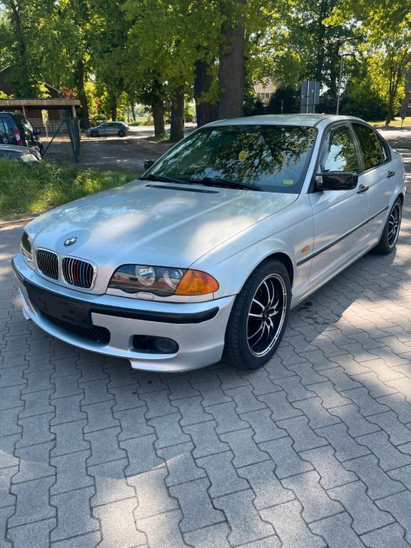 Silber Gebraucht 2001 BMW 320 Limousine | 1.999 € (Fairer Preis) - Bild 1/4