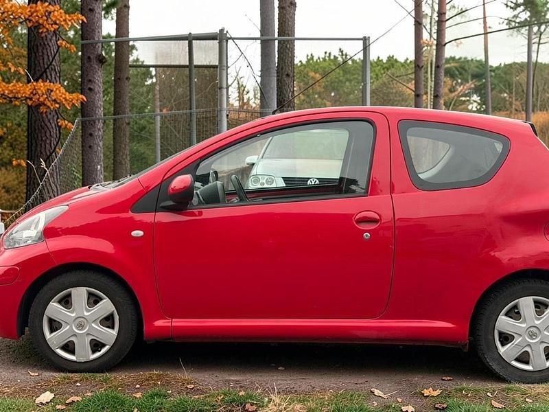 Gebraucht Toyota Aygo 68 PS (50 kW) 2010 Rot Kleinwagen