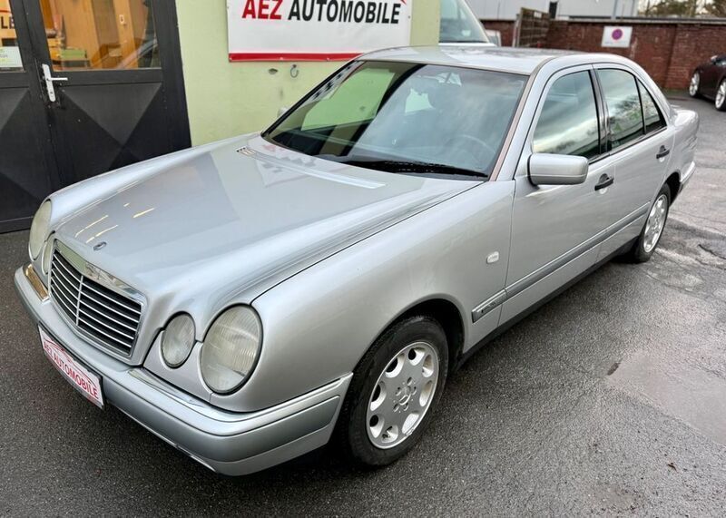 Silber Gebraucht 1996 Mercedes E230 Limousine | 12.950 € - Bild 1/4