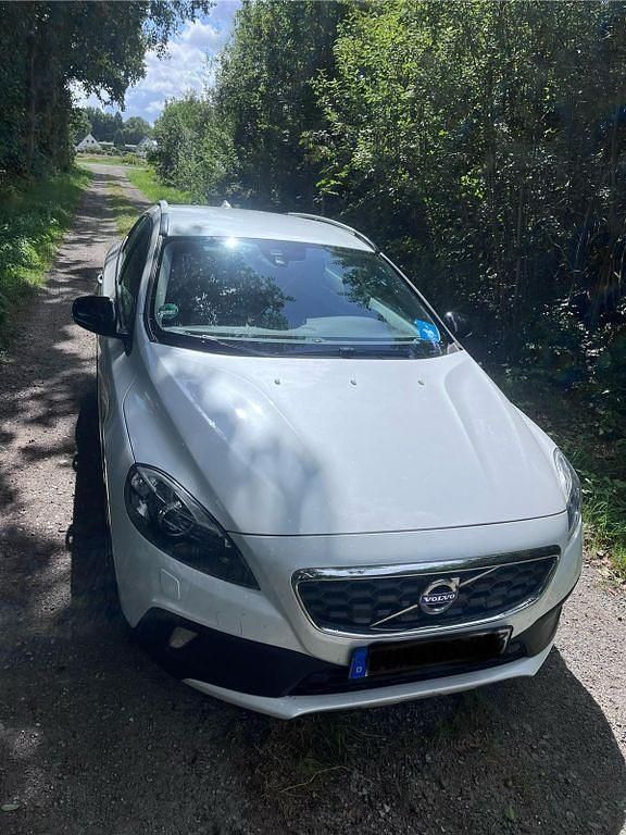 Weiß Gebraucht 2015 Volvo V40 CC Momentum Kombi | 15.750 € - Bild 1/4